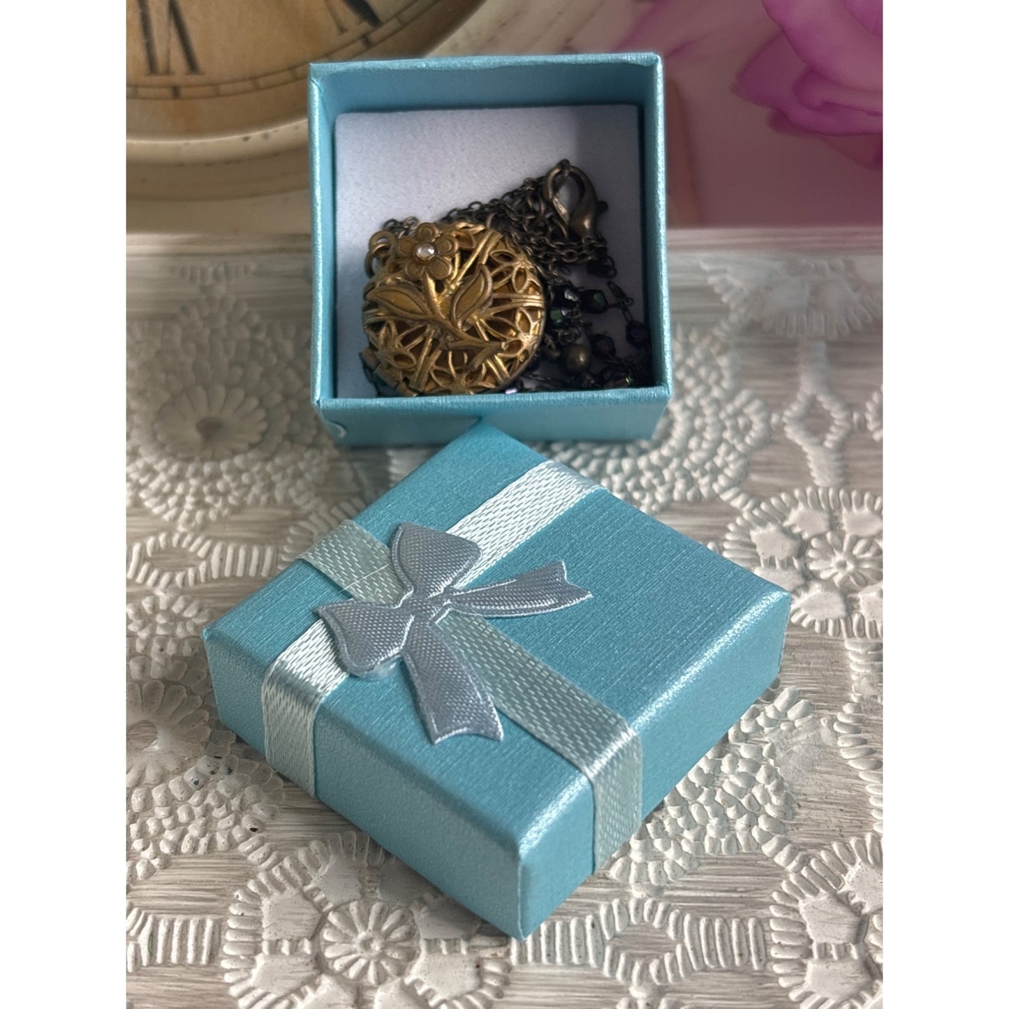 Romantic Photo Locket: Vintage Gold-Tone Daisy Pendant Rhinestone Accent Chain