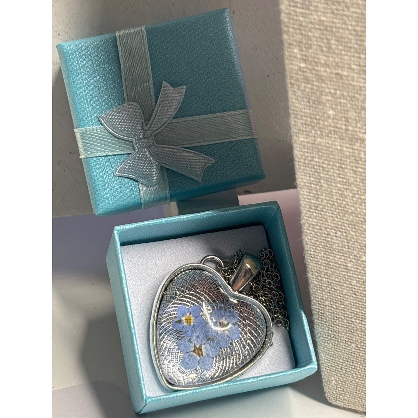 Forget-Me-Not Heart Pendant — Real Pressed Flowers in Resin | 25mm Keepsake Necklace • Memory Jewelry • Gift for Love & Remembrance