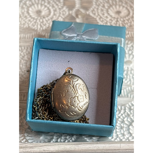 Photo Locket: Vintage Brass Oval Floral Keepsake Engraved Flower Design