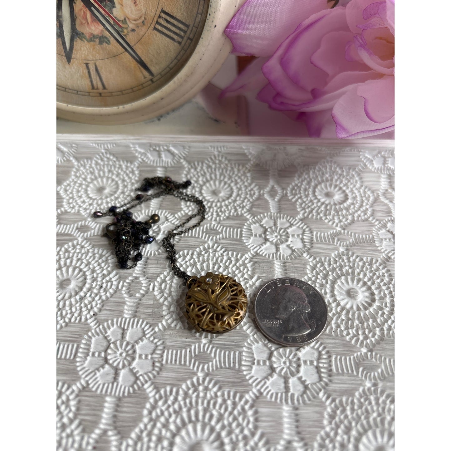 Romantic Photo Locket: Vintage Gold-Tone Daisy Pendant Rhinestone Accent Chain