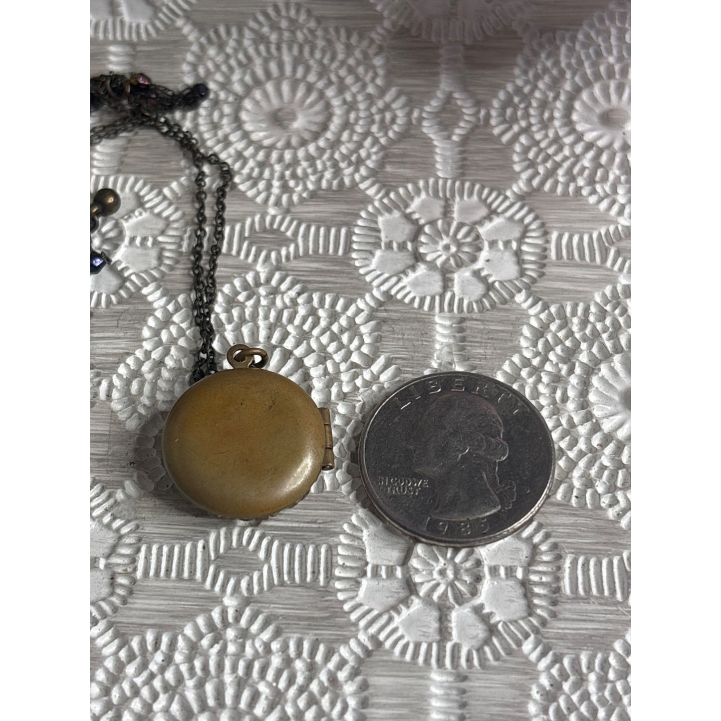 Romantic Photo Locket: Vintage Gold-Tone Daisy Pendant Rhinestone Accent Chain