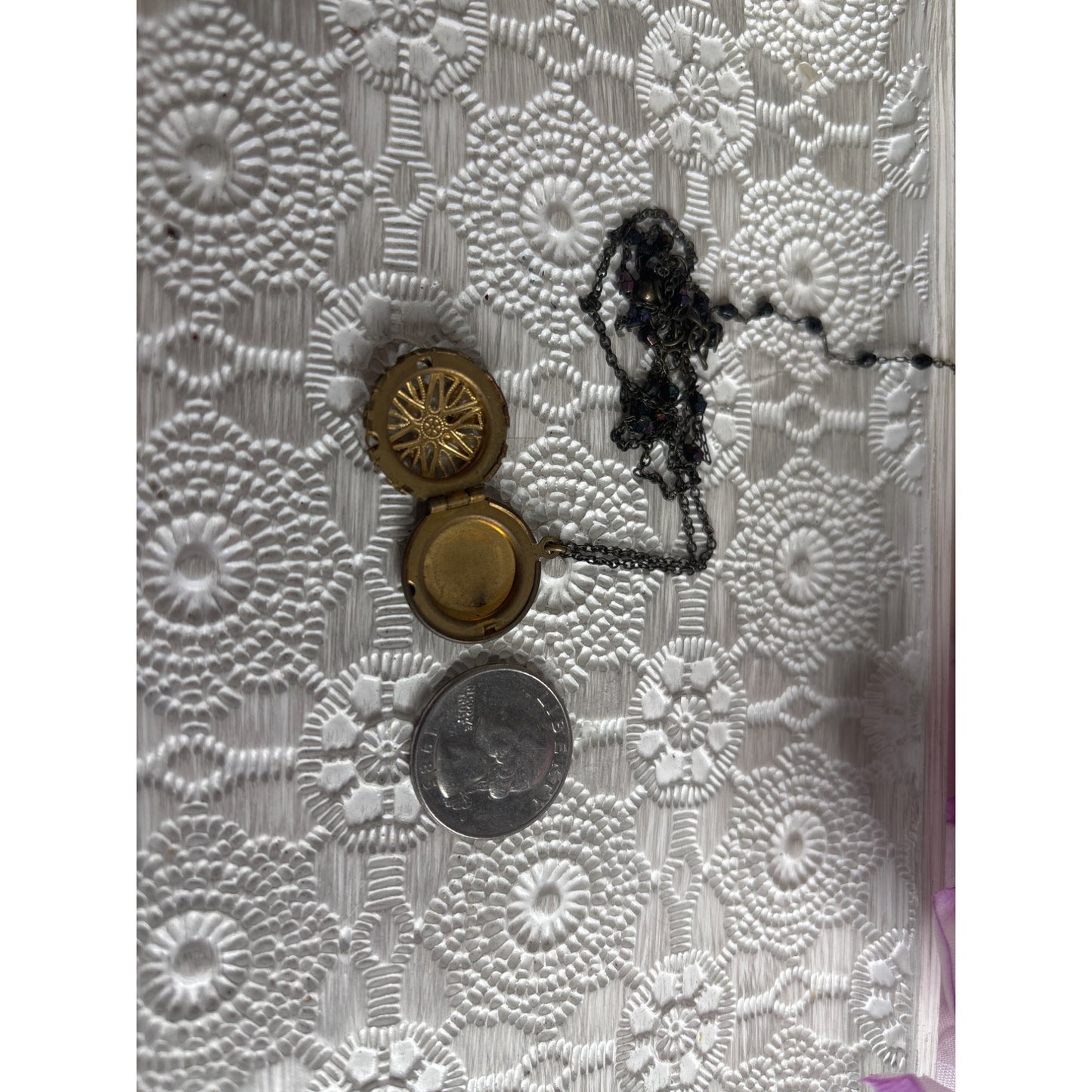 Romantic Photo Locket: Vintage Gold-Tone Daisy Pendant Rhinestone Accent Chain