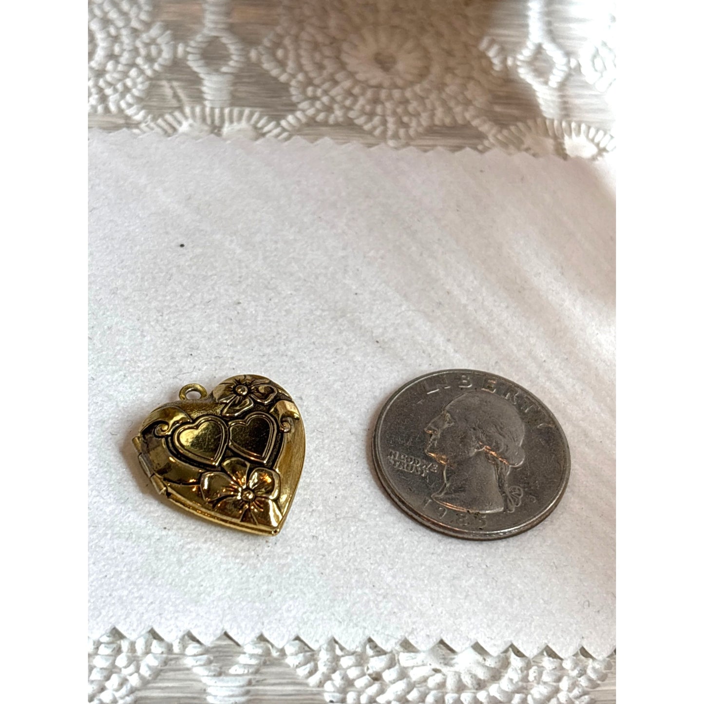 Romantic Keepsake: Vintage Gold-Tone Heart Locket Pendant Engraved Flowers