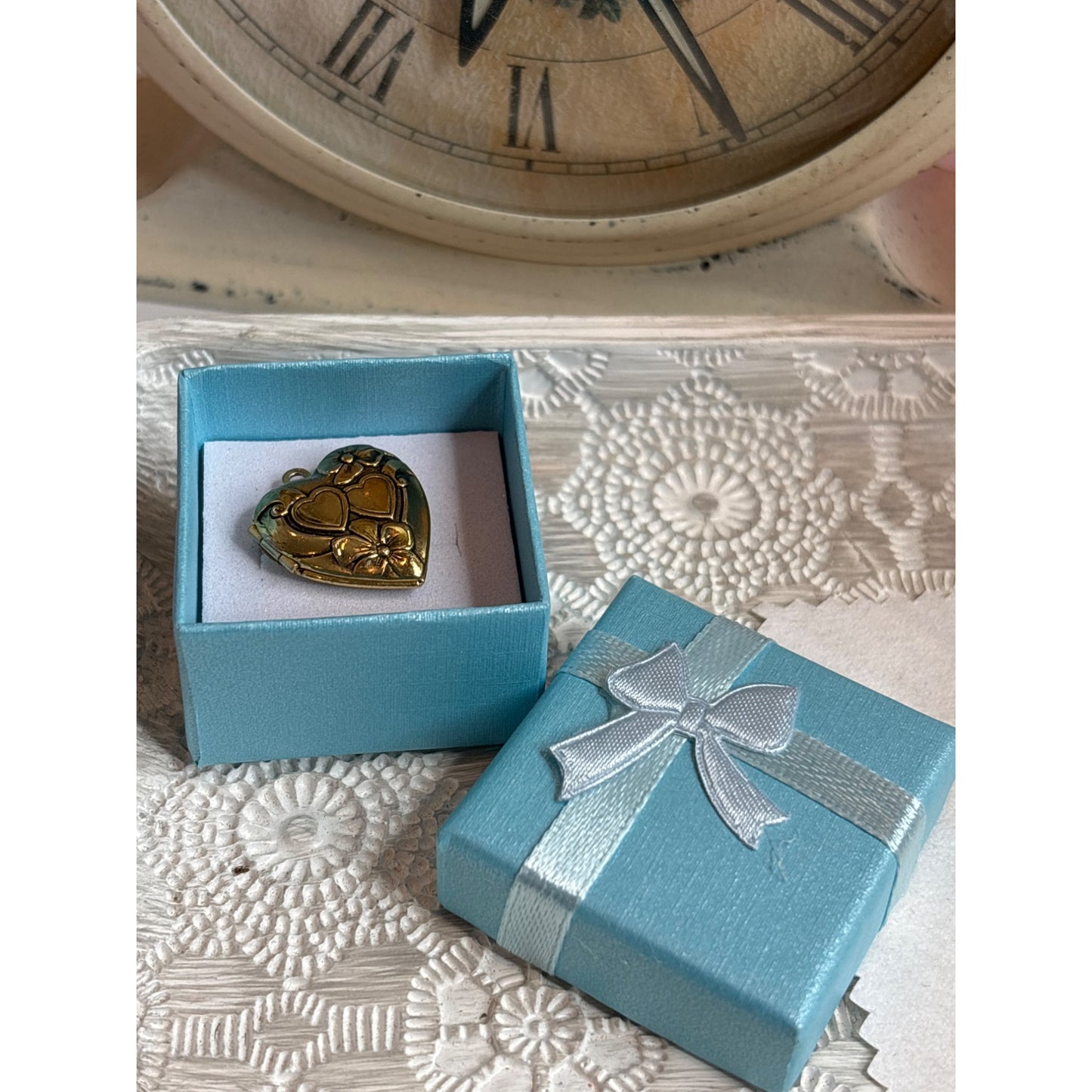 Romantic Keepsake: Vintage Gold-Tone Heart Locket Pendant Engraved Flowers