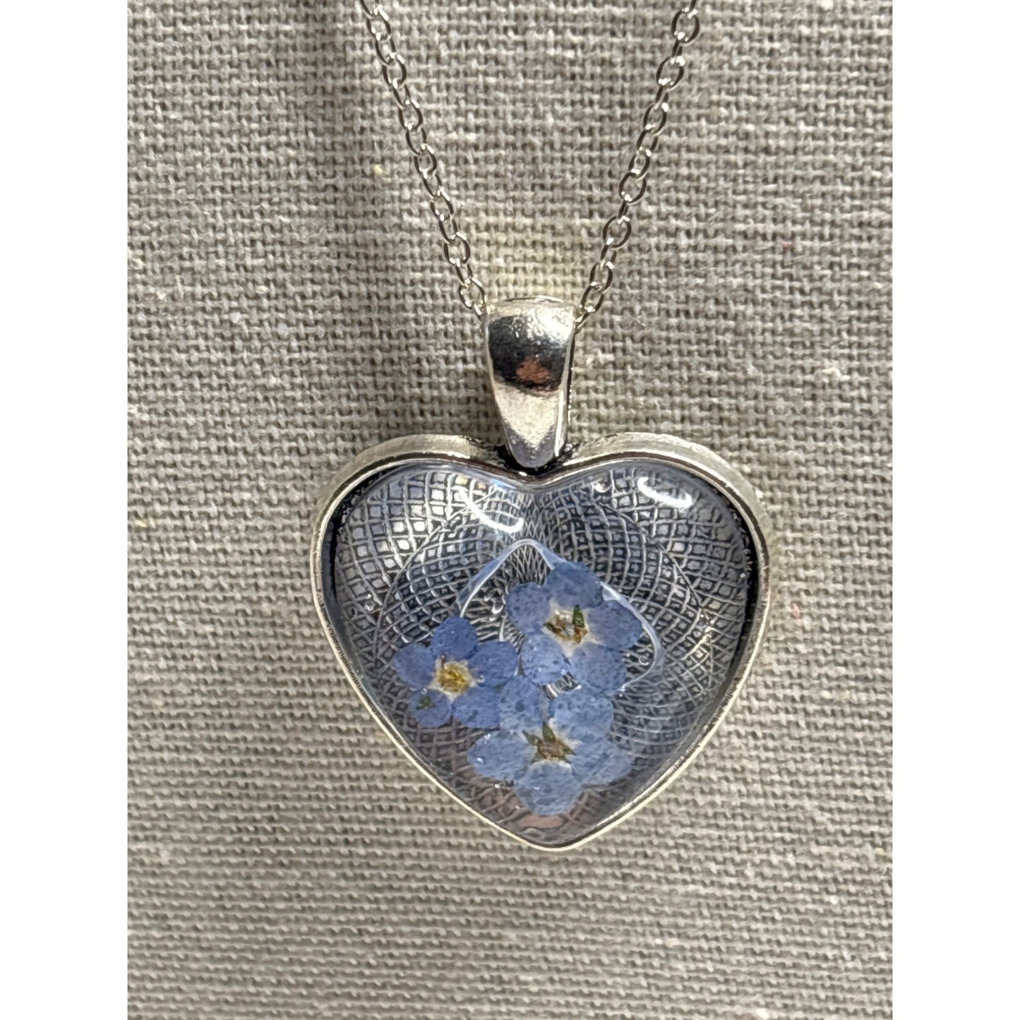 Forget-Me-Not Heart Pendant — Real Pressed Flowers in Resin | 25mm Keepsake Necklace • Memory Jewelry • Gift for Love & Remembrance