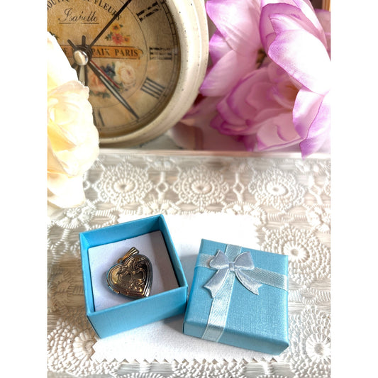 Photo Locket: Vintage Gold-Tone Heart  Engraved Floral Design