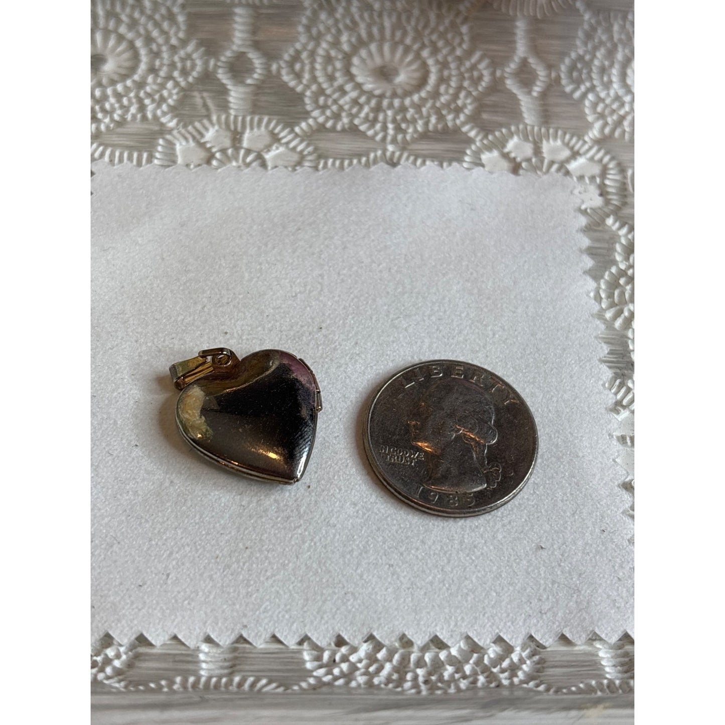 Photo Locket: Vintage Gold-Tone Heart  Engraved Floral Design