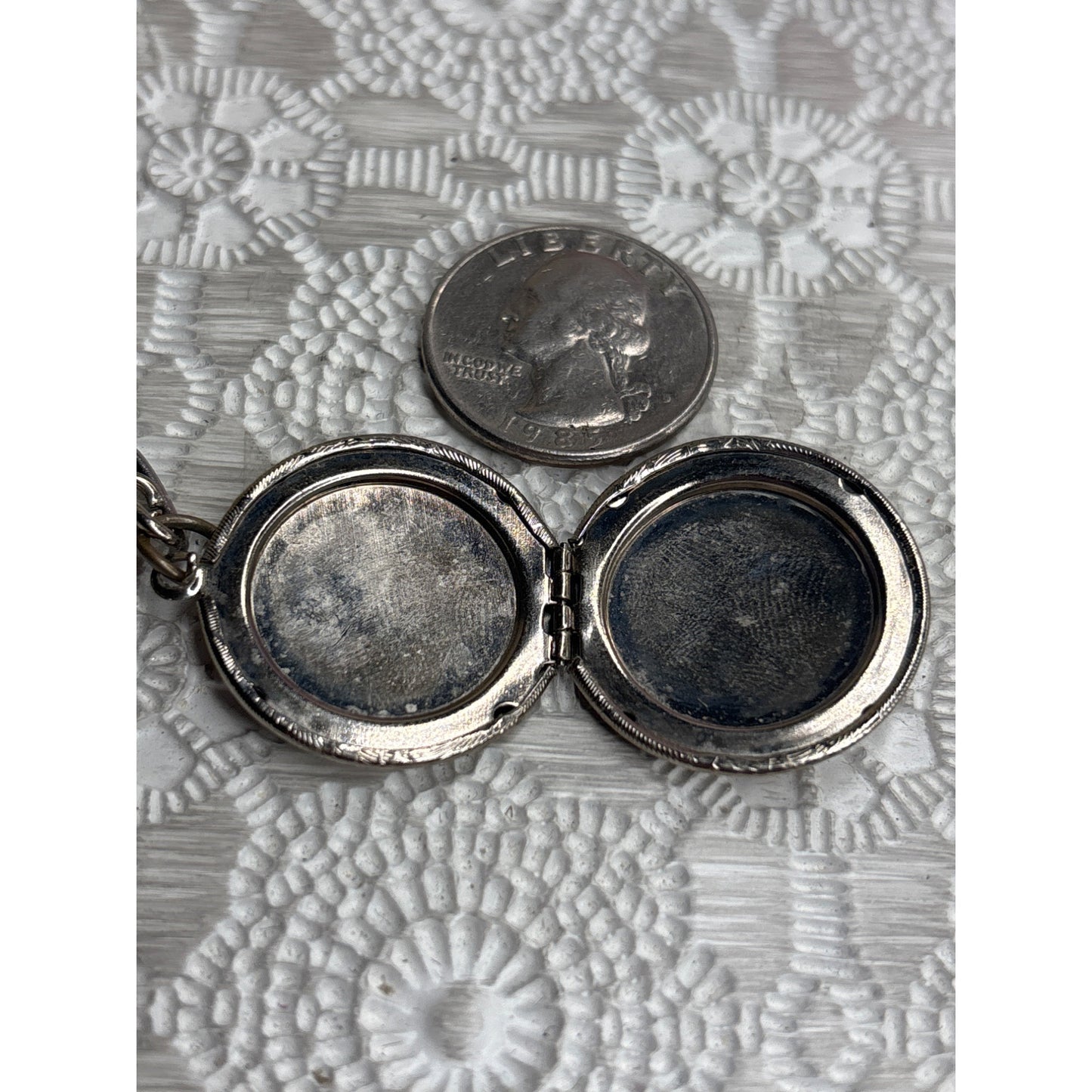 Vintage Silver-Tone Locket Pendant With Vine Engraving & Chain In Gift Box