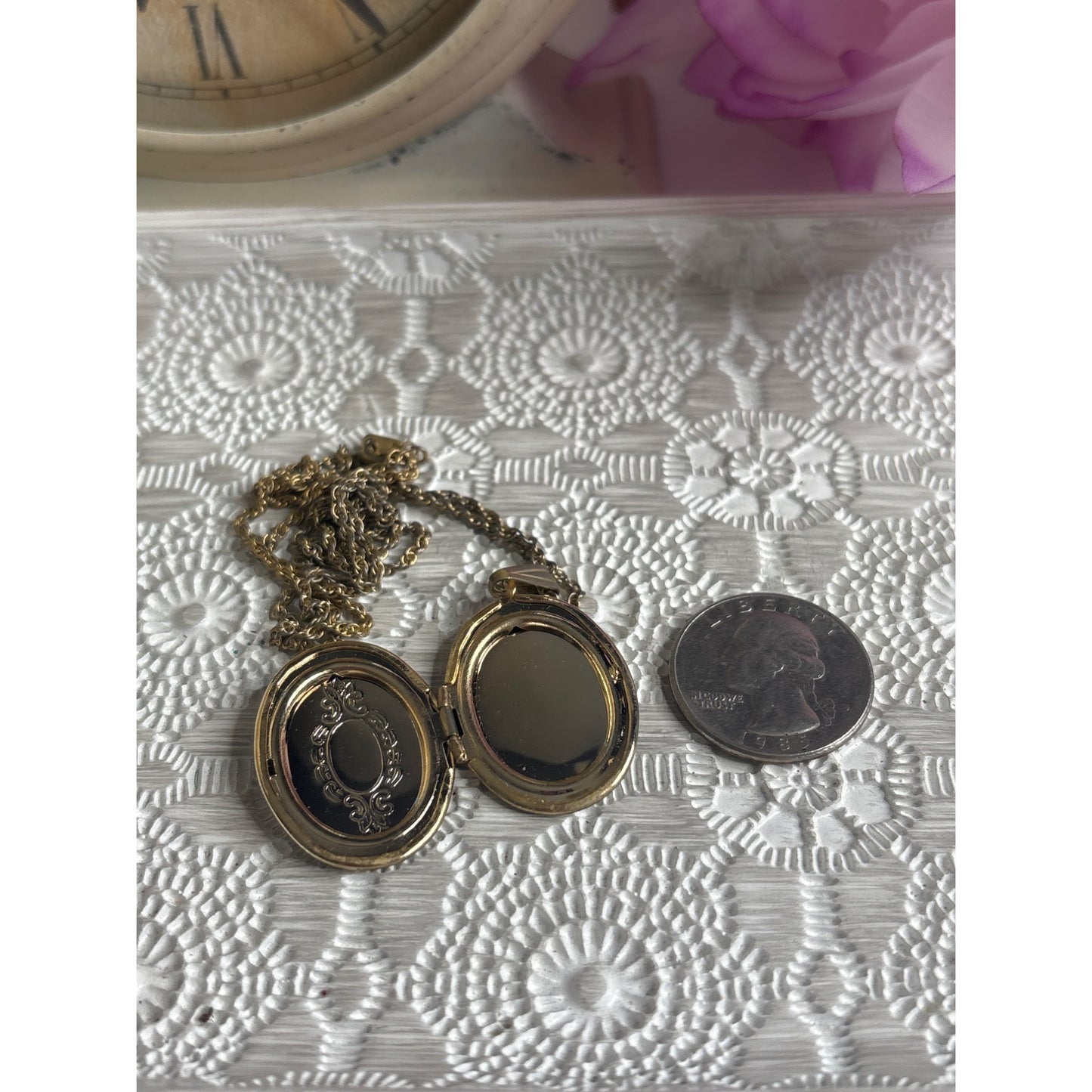Photo Locket: Vintage Gold Oval Necklace Birthday Gift Christmas Gift