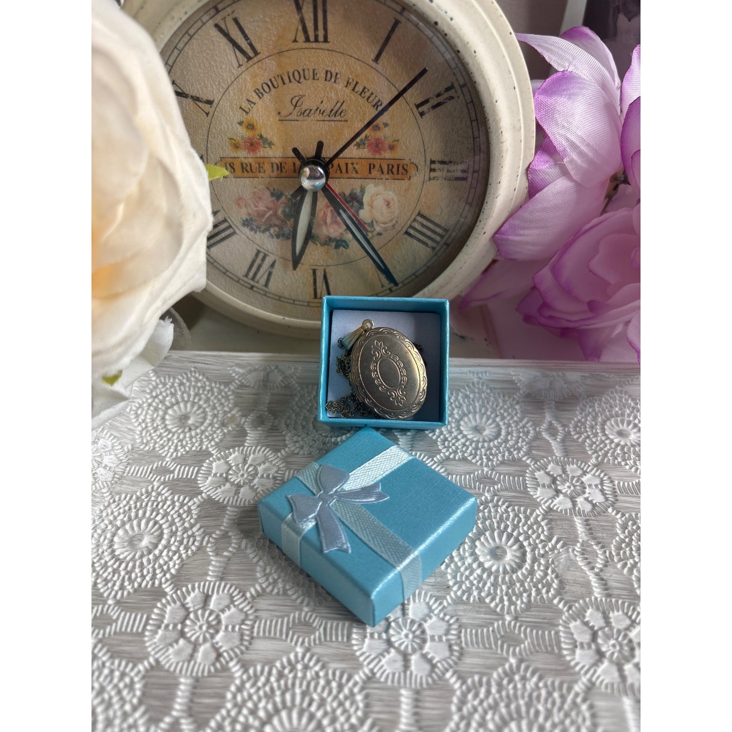 Photo Locket: Vintage Gold Oval Necklace Birthday Gift Christmas Gift