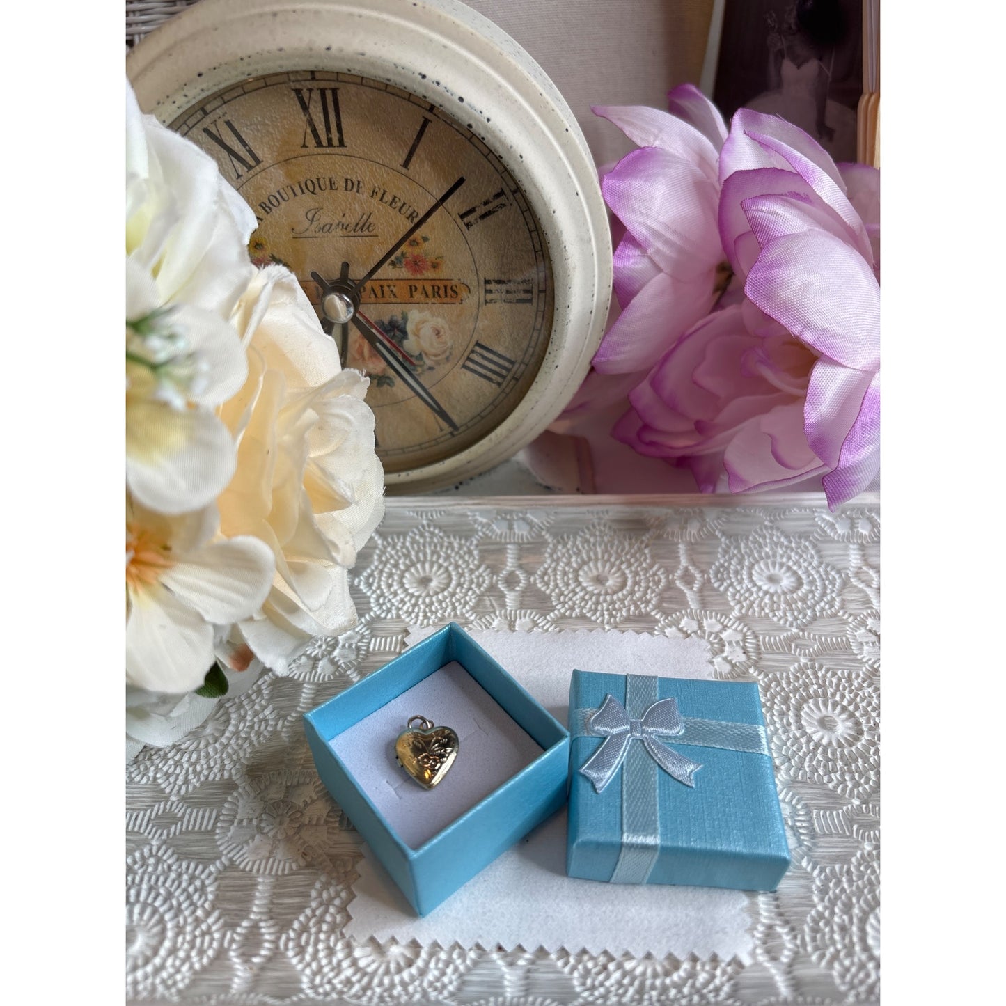 Photo Locket: Vintage Gold-Tone Heart Locket Floral Pendant