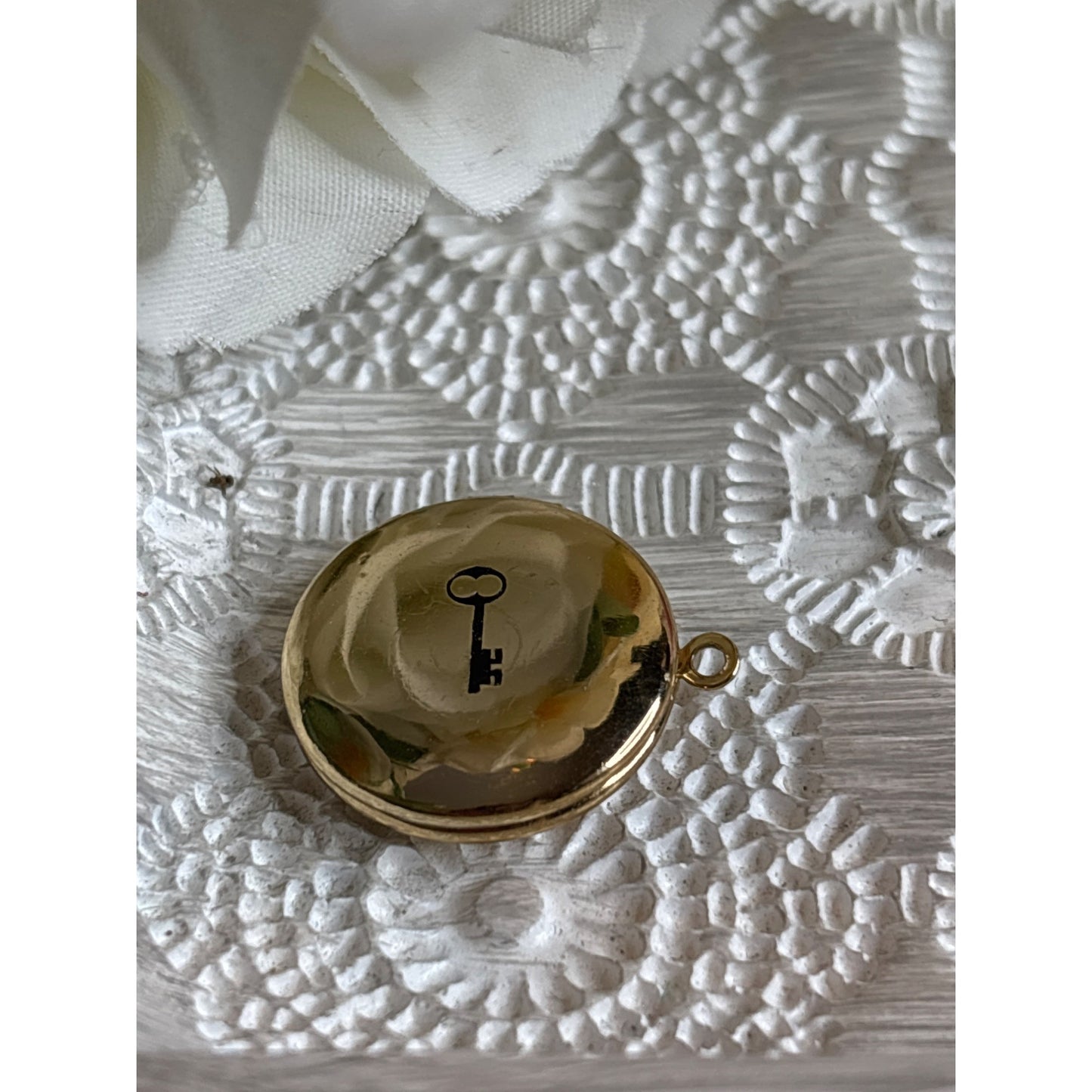 Photo Locket: Gold-Tone Round Key Design Gift Box