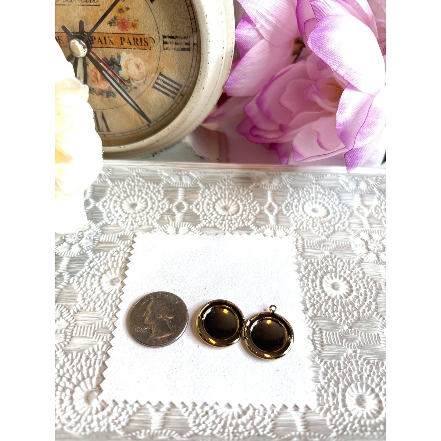 Photo Locket: Gold-Tone Round Key Design Gift Box