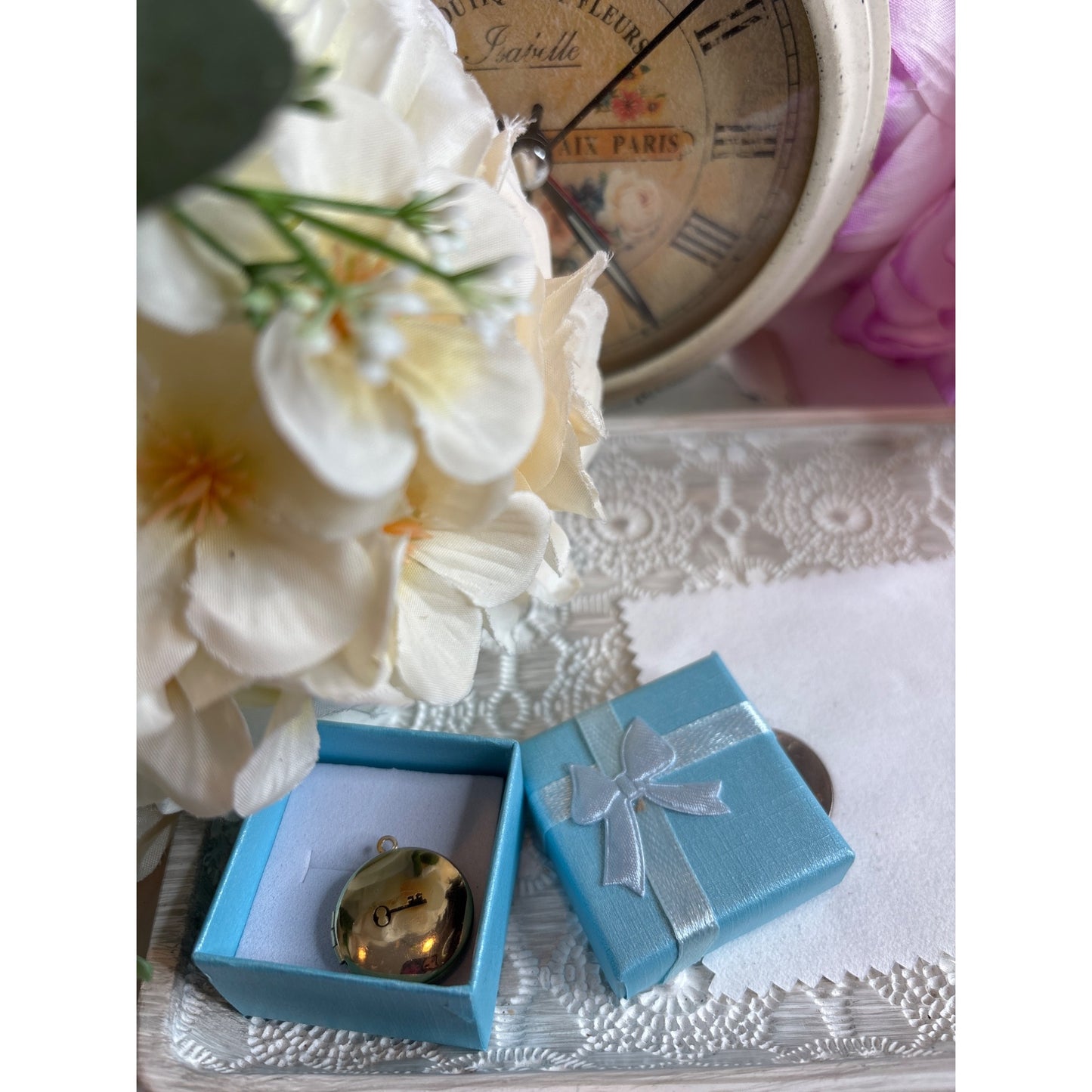Photo Locket: Gold-Tone Round Key Design Gift Box