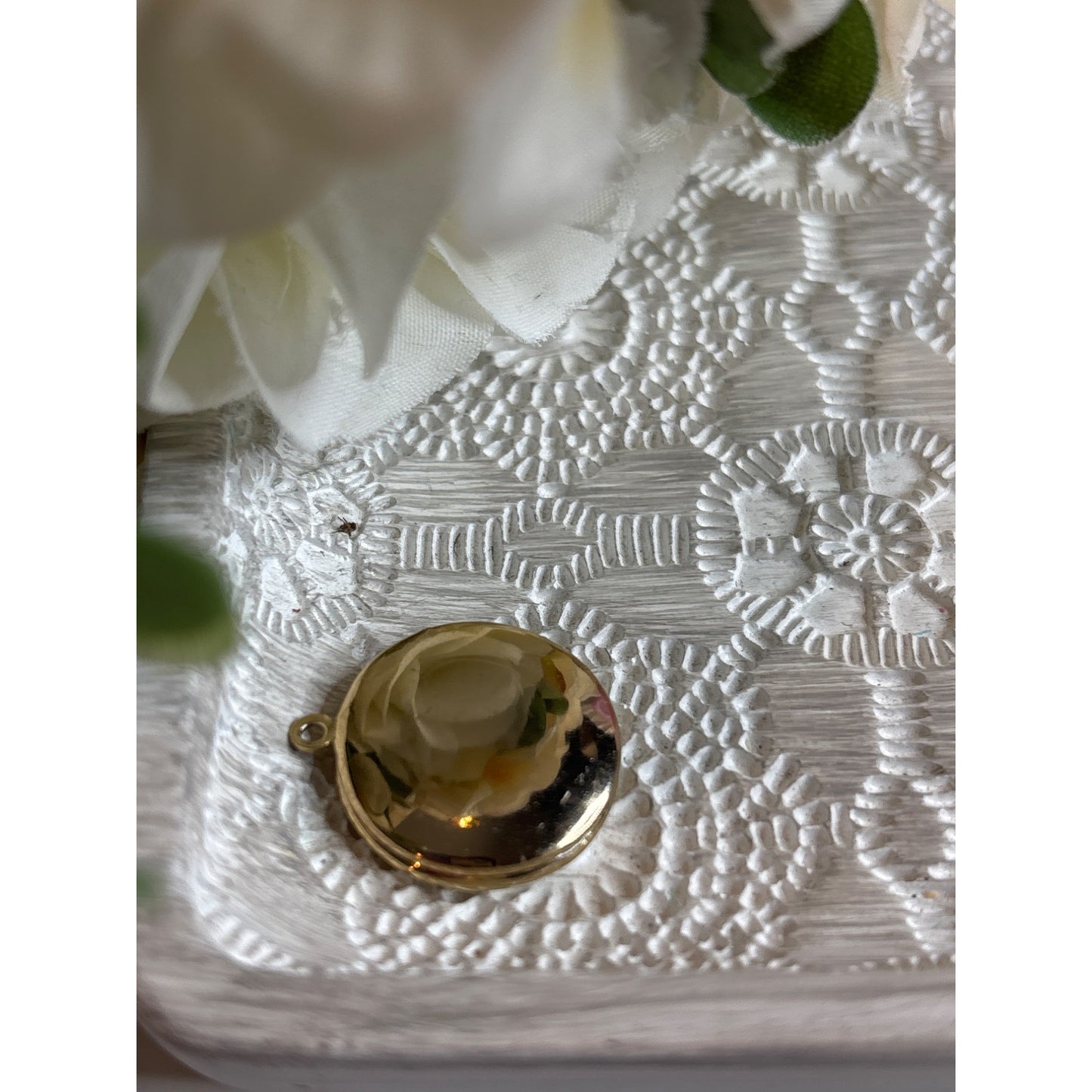 Photo Locket: Gold-Tone Round Key Design Gift Box