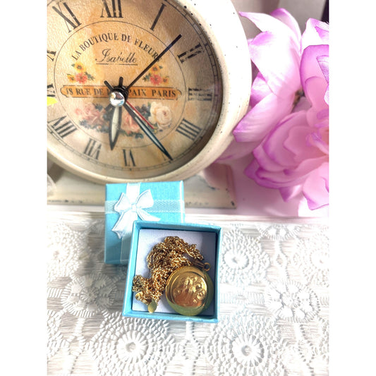 Photo Locket: Signed Premiere Design, Swirl Engraving