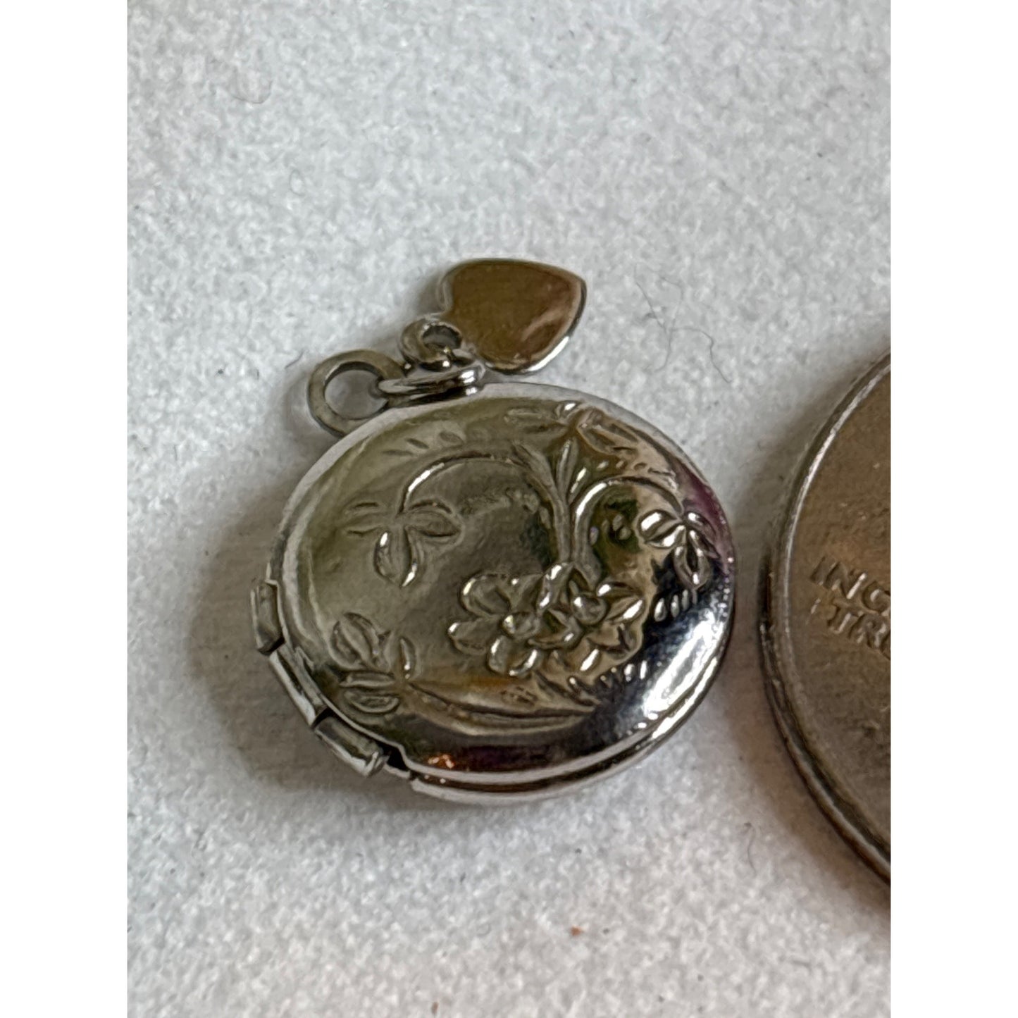 Vintage Floral Silver-Tone Tiny Round Locket Pendant Doll Dainty