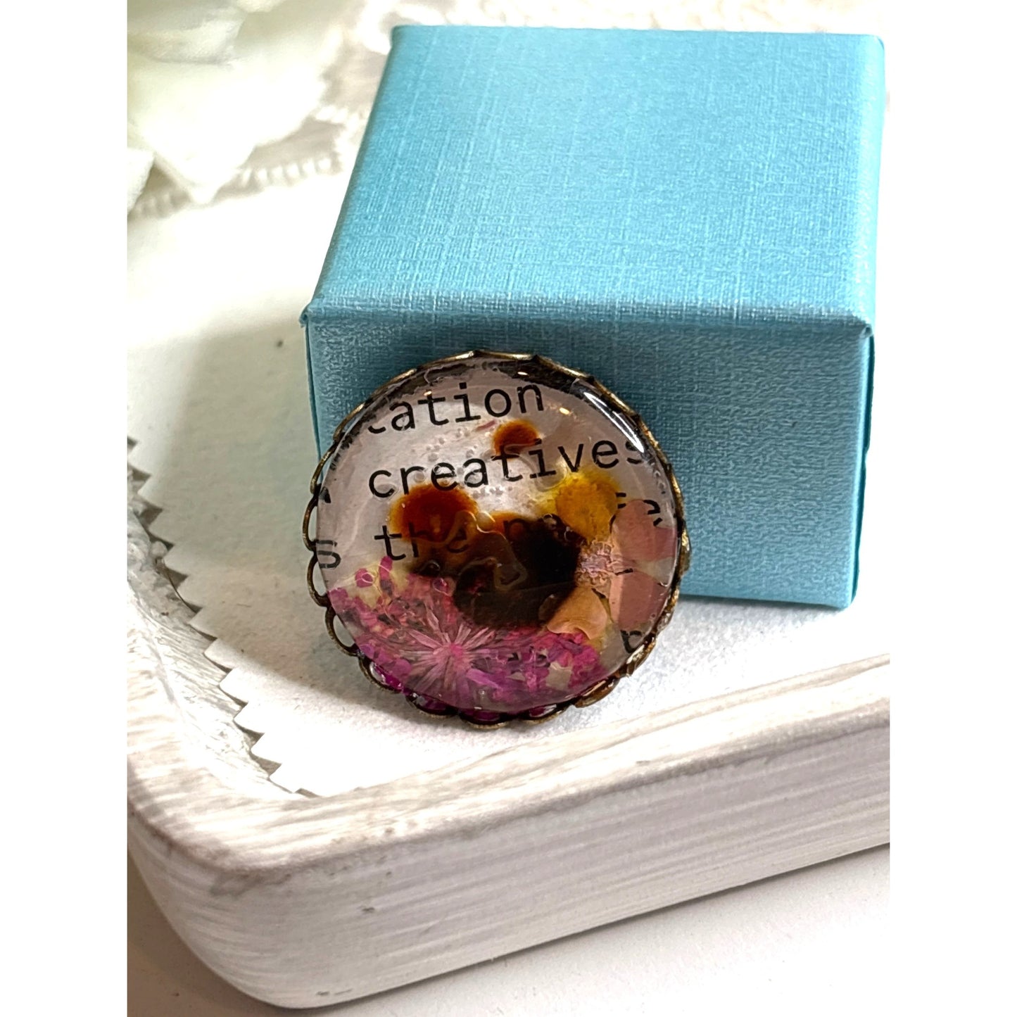 "Creative" Vintage-Inspired Gold-Tone Floral Brooch Real Dried Flowers