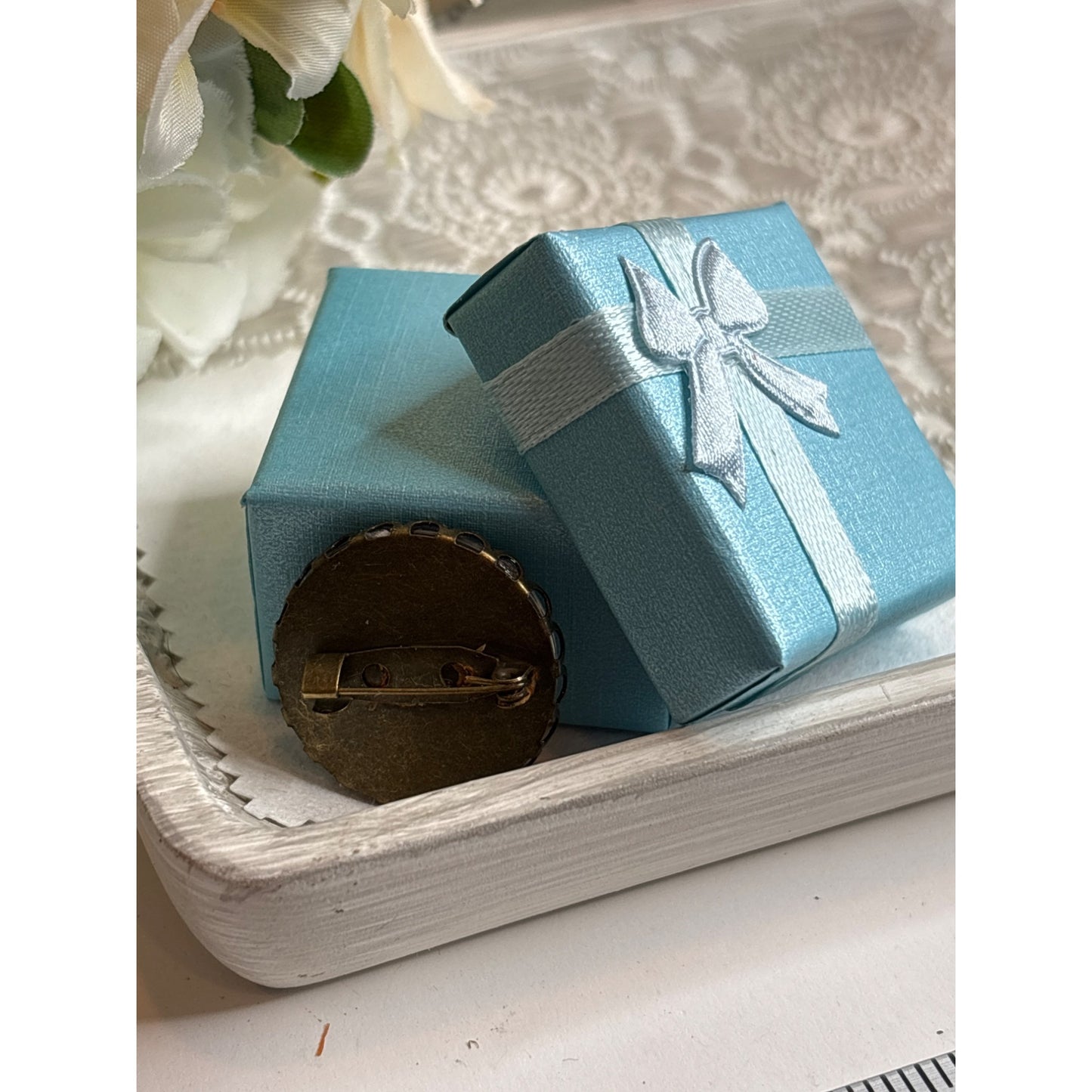 "Creative" Vintage-Inspired Gold-Tone Floral Brooch Real Dried Flowers