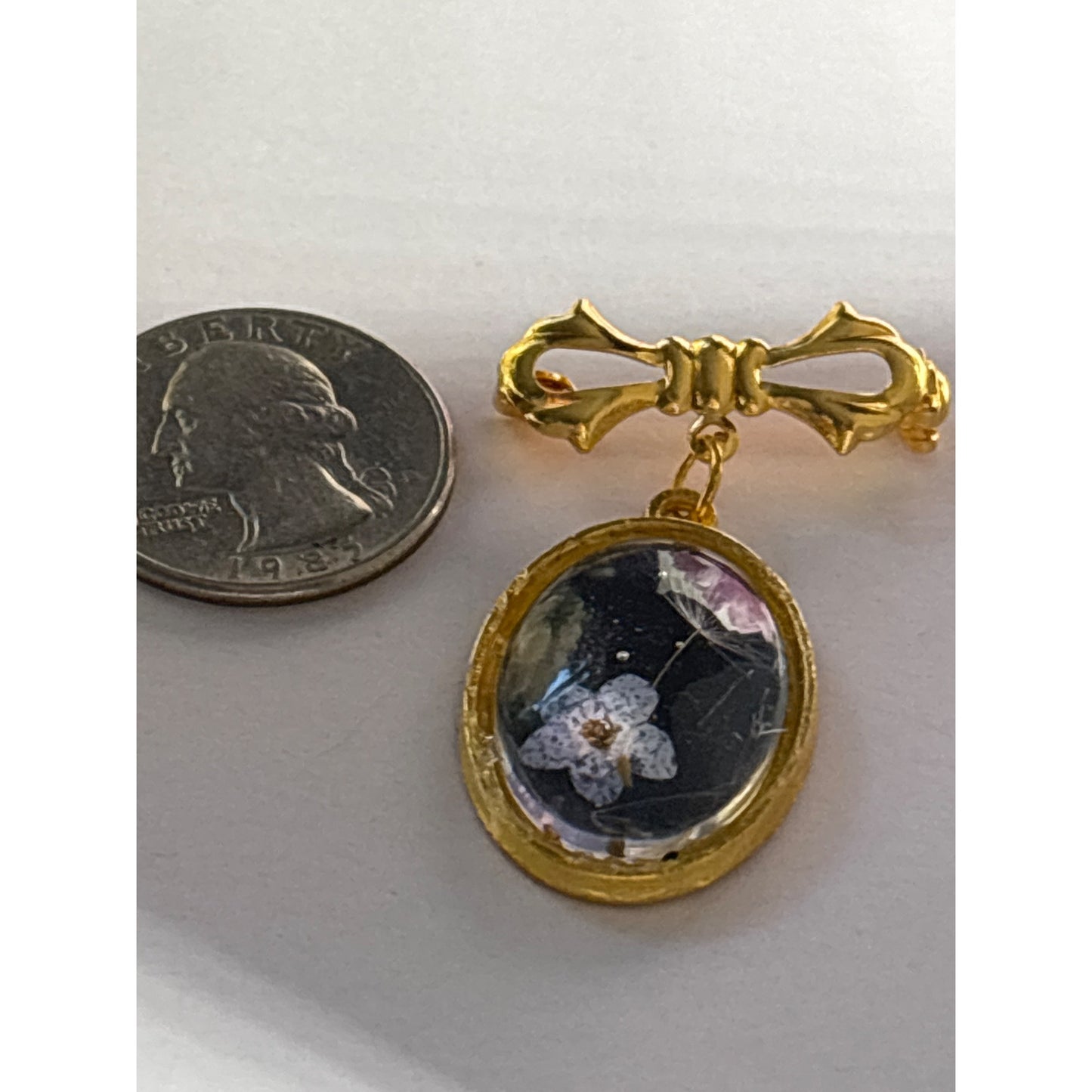 Dandelion Wish + Forget-Me-Not Brooch – Handmade 18×25mm Gold Bow Pin – Symbolic Memory & Hope Jewelry