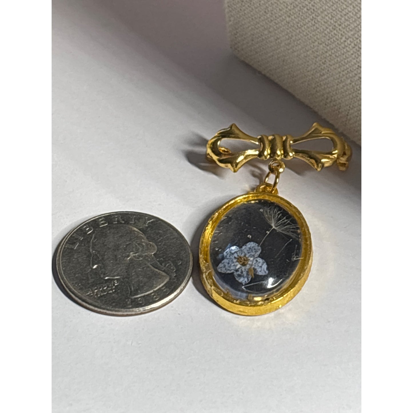 Dandelion Wish + Forget-Me-Not Brooch – Handmade 18×25mm Gold Bow Pin – Symbolic Memory & Hope Jewelry