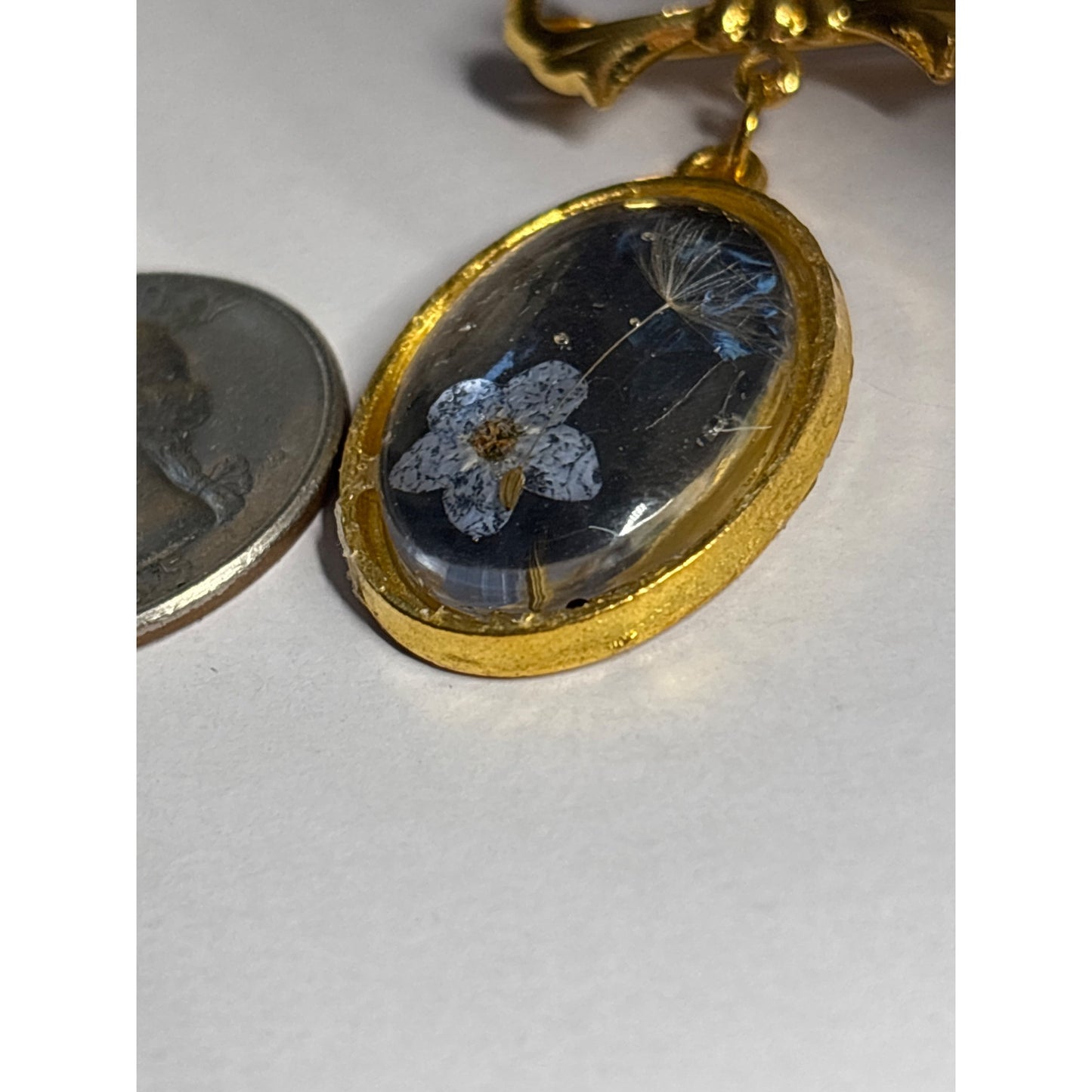 Dandelion Wish + Forget-Me-Not Brooch – Handmade 18×25mm Gold Bow Pin – Symbolic Memory & Hope Jewelry